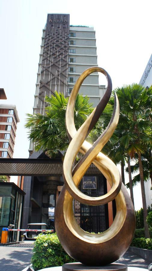 The Astra Chiang Mai Apartment Bagian luar foto