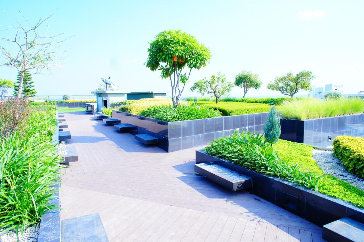 The Astra Chiang Mai Apartment Bagian luar foto