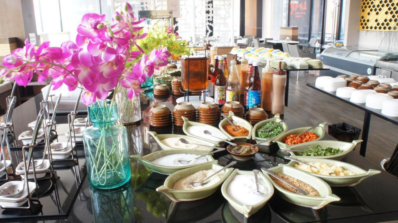 The Astra Chiang Mai Apartment Bagian luar foto