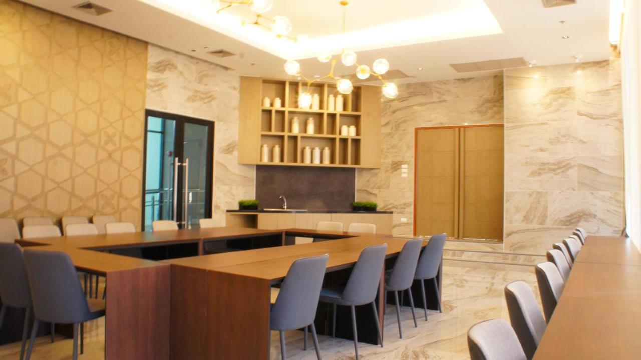 The Astra Chiang Mai Apartment Bagian luar foto