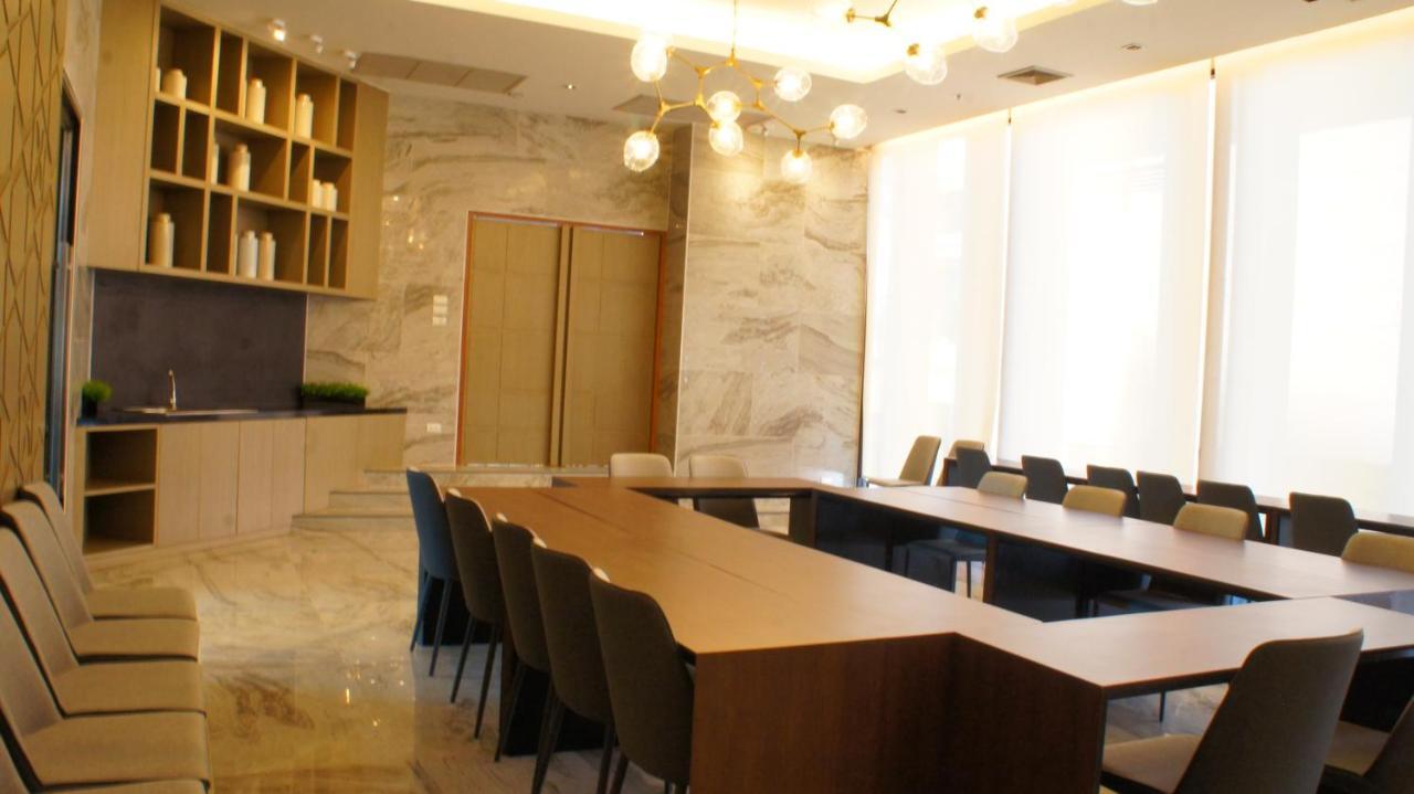 The Astra Chiang Mai Apartment Bagian luar foto